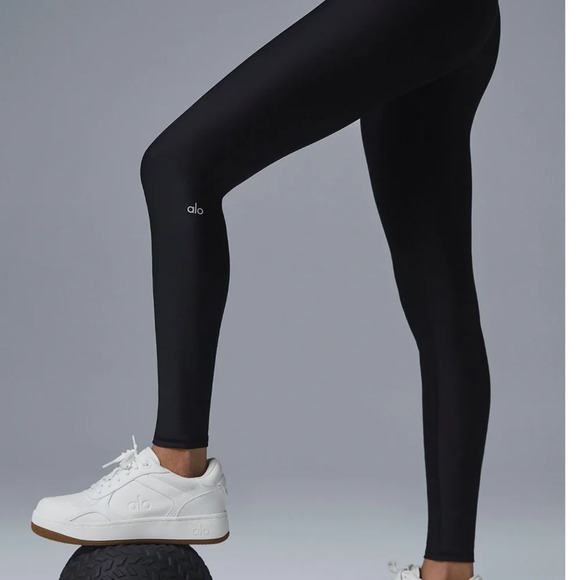 ALO Yoga Pants - NWT Alo Yoga 7/8 High-Waist Airlift Legging - Black M